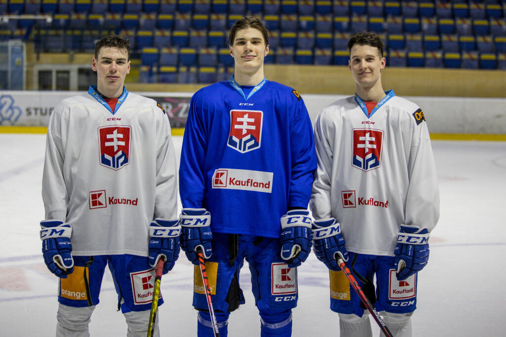 Slovensko reprezentovali na MS aj traja tínedžeri, zľava: Šimon Nemec, Juraj Slafkovský a Samuel Kňažko.