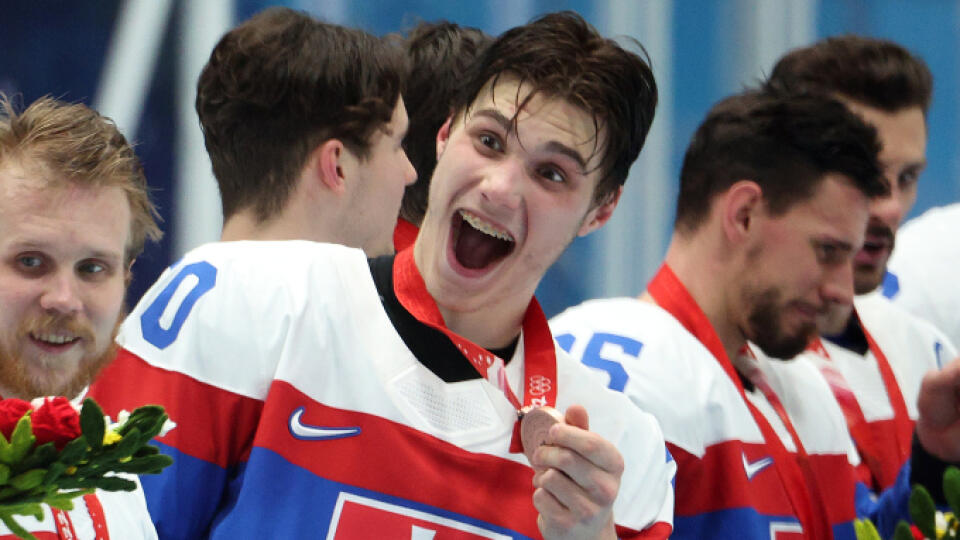 Radosť slovenských hokejistov po zisku bronzu na olympiáde v Pekingu.