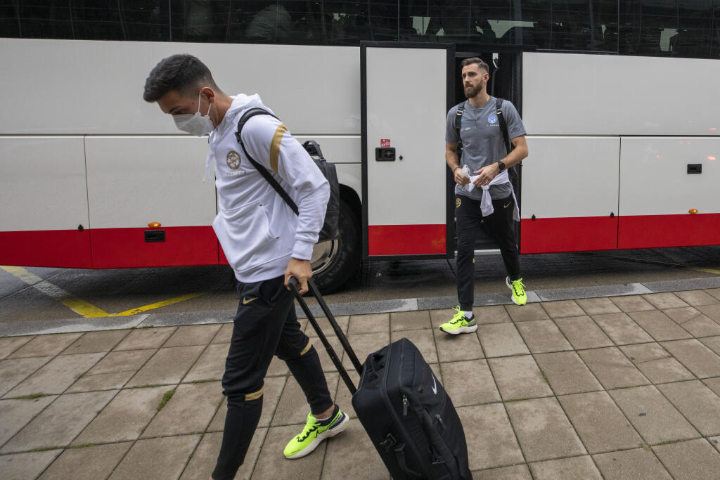 Naši hráči vystupovali z autobusu vzorne za sebou.