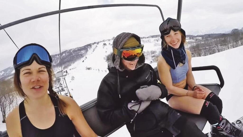 Nie je to tak dávno, čo sa sympatická Češka nechala vyfotografovať ako močí na vrcholku hory, alebo ako jazdí na snowboarde iba v spodnej bielizni. Tentoraz ju napadla nemenej bláznivá myšlienka.