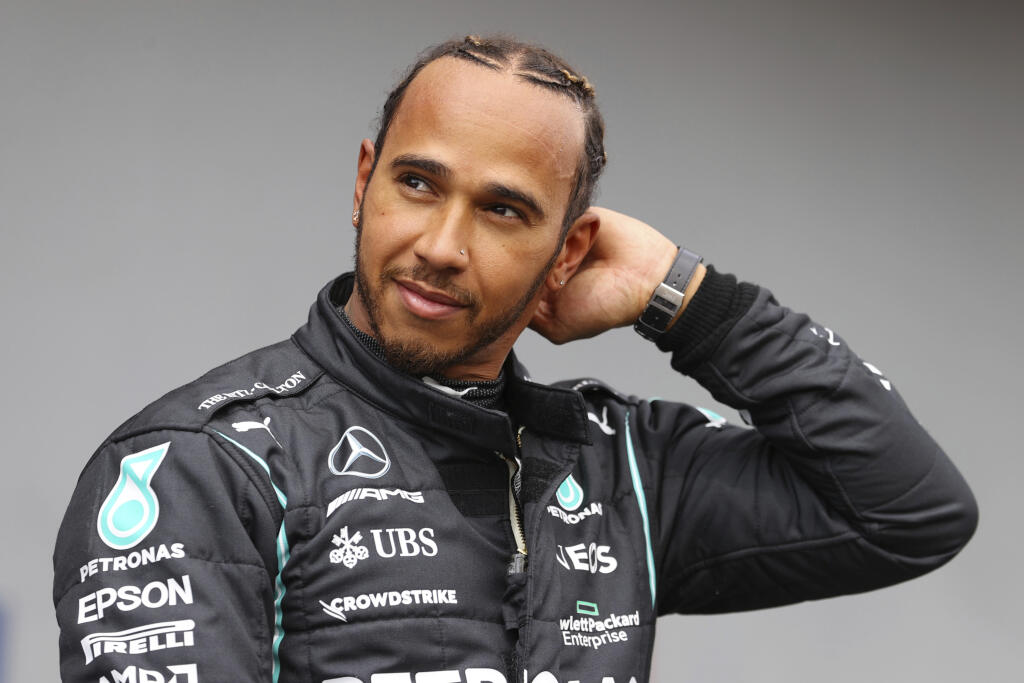 Britský jazdec F1 na Mercedese Lewis Hamilton sa usmieva po tom, ako vybojoval svoju 99. pole position počas kvalifikácie na nedeľňajšiu Veľkú cenu Emilie-Romagna formuly 1 na okruhu Imola, v talianskej Imole 17. apríla 2021.