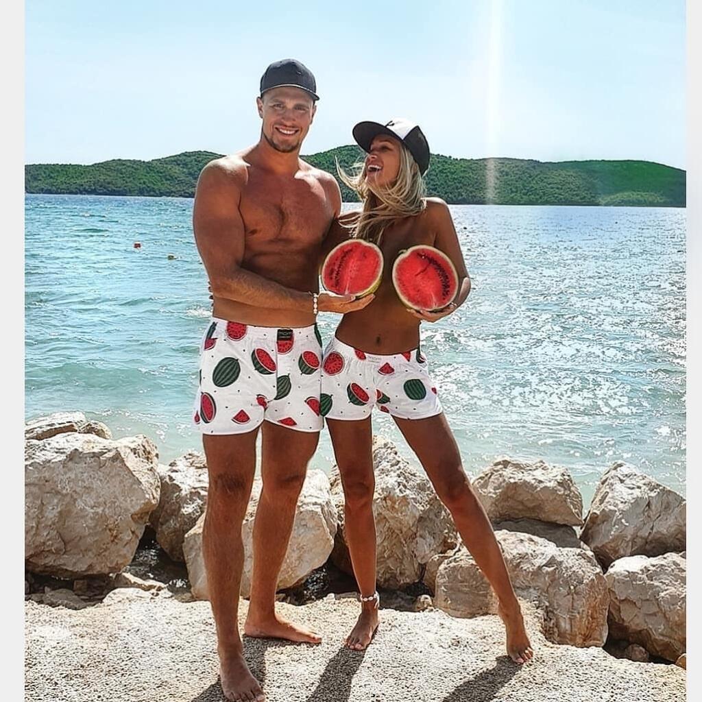 Priateľka slovenského hokejistu Lukáša Kozáka Nela Slováková to vie tiež poriadne rozbaliť.