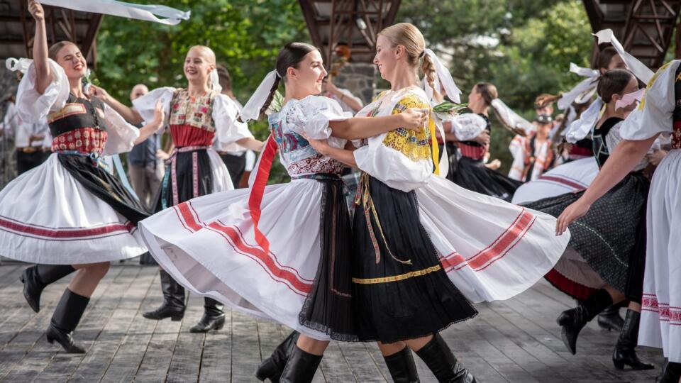 Výroba a údržba krojov je náročná činnosť, ktorá stojí veľa peňazí.