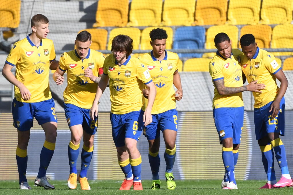 Futbalisti DAC-u sa tešia po strelení vyrovnávajúceho gólu na 1:1 z penalty počas zápasu 4. kola nadstavbovej časti Fortuna ligy v skupine o titul FC DAC 1904 Dunajská Streda - ŠK Slovan Bratislava v Dunajskej Strede v nedeľu 11. apríla 2021. FOTO TASR - Martin Baumann