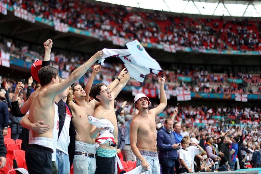 Na londýnskom Wembley sledovalo triumf Anglicka nad Nemeckom vyše 40.000 divákov.