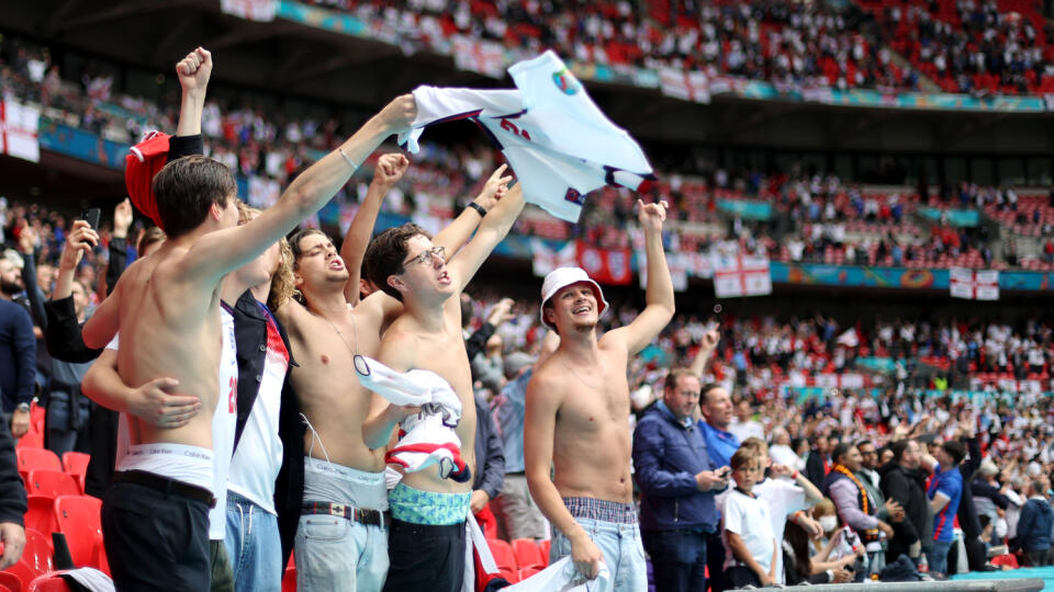 Na londýnskom Wembley sledovalo triumf Anglicka nad Nemeckom vyše 40.000 divákov.