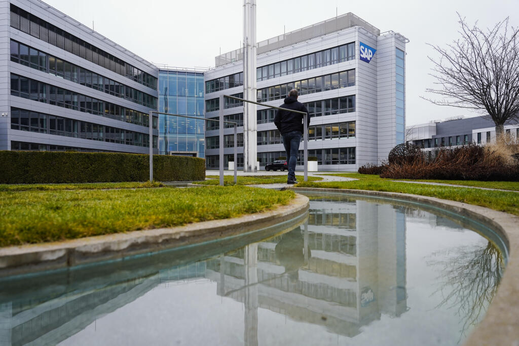 KK1 archív Walldorf - Na archívnej snímke z 26. januára 2022 muž prechádza cez most pred hlavnou budovou softvérovej spoločnosti SAP vo Walldorfe. Nemecká softvérová skupina SAP zaznamenala v uplynulom kvartáli pokles zisku, aj keď jej tržby vzrástli. FOTO TASR/DPA
ARCHIV - 26.01.2022, Baden-Württemberg, Walldorf: Ein Mann geht vor dem Hauptgebäude des Softwarekonzerns SAP an einem Wasserlauf, in dem sich das Gebäude spiegelt, über eine Brücke. Am 22.04.2022 gibt das Unternehmen seine Geschäftsz
