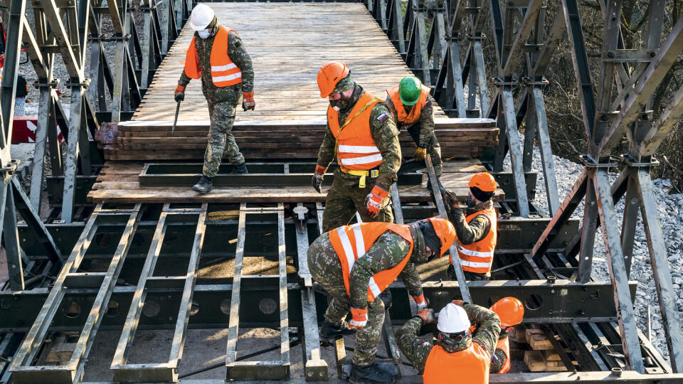 MontŠě provizůrneho mosta cez rieku HornŠd medzi Kysakom a Ve?kou Lodinou
