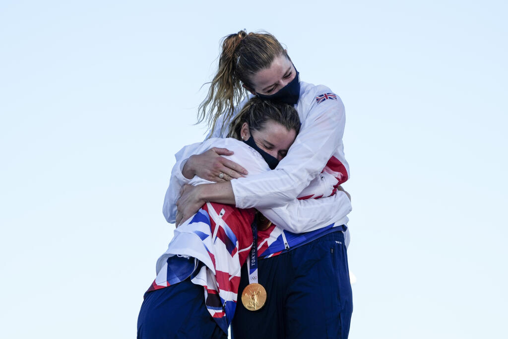 EBE 62 Tokio - Na snímke britské jachtárky Hannah Millsová (vľavo) a Eilidh McIntyreová sa objímajú po zisku zlatách medailí na XXXII. letných OH 2020 v Tokiu v triede 470er žien v stredu 4. augusta 2021. FOTO TASR/AP
Great Britain's Hanna Mills and Eilidh Mcintyre celebrate the 470 women's gold medal during the 2020 Summer Olympics, Wednesday, Aug. 4, 2021, in Fujisawa, Japan. (AP Photo/Gregorio Borgia)