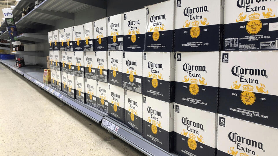 KK16 Londýn - Na archívnej snímke z 21. marca 2020 prepravky piva značky Corona v supermarkete v Londýne. Mexická spoločnosť Grupo Modelo vo štvrtok 3. apríla 2020 oznámila, že dočasne prestane variť pivo Corona a ostatné značky, ktoré vyváža do viac než 180 krajín sveta. Spoločnosť k tomuto kroku pristúpila po tom, ako mexická vláda v rámci opatrení proti novému koronavírusu označila jej výrobu za nie nevyhnutne potrebnú. FOTO TASR/AP
Boxes of Corona brand beer sit on a shelf at a Tesco superma