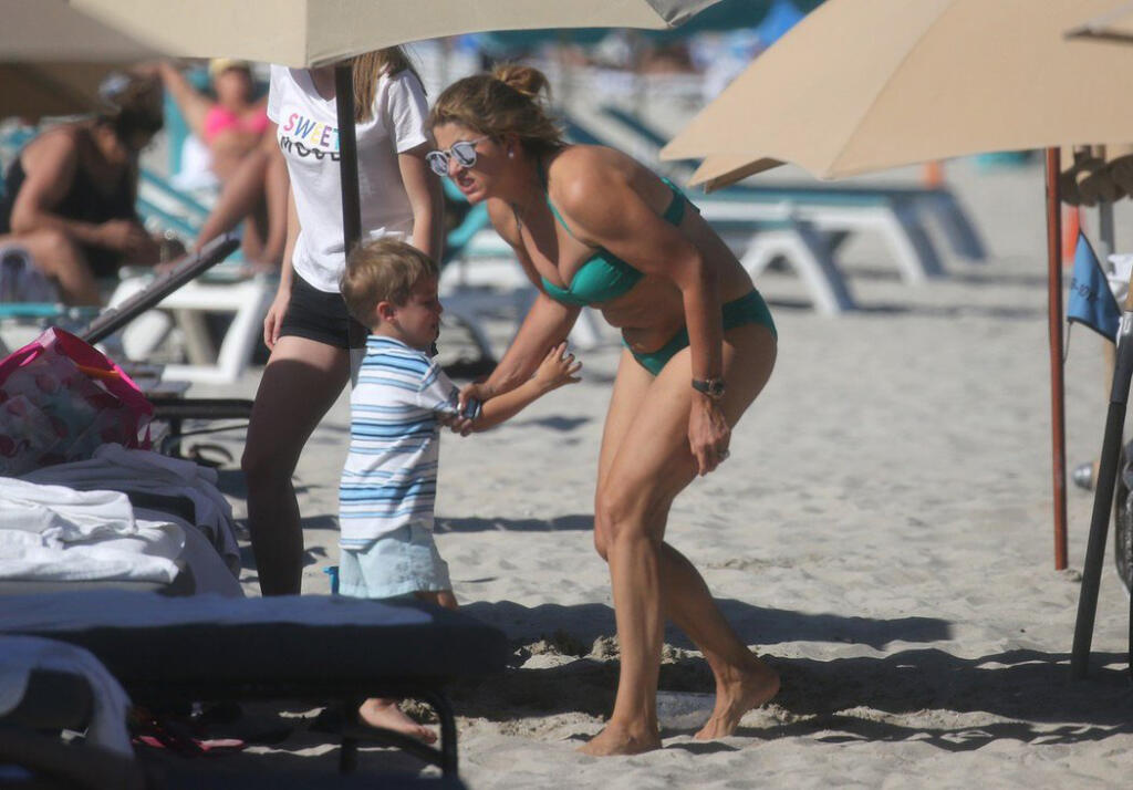 Mirka Federer tentokrát zvolila zelené dvojdielne plavky.