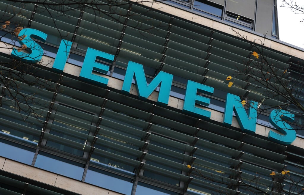 KK18 Mníchov - Na snímke nápis spoločnosti Siemes na budove sídla v Mníchove 15. novembra 2023. Nemecký priemyselný konglomerát Siemens oznámil za 4. kvartál obchodného roka 2022/2023 pokles čistého zisku o viac než tretinu, tržby sa však zvýšili a prekonali očakávania trhov. FOTO TASR/DPA
15.11.2023, Bayern, München: Der Schriftzug «Siemens» ist an der Zentrale des Konzerns zu sehen. Siemens veröffentlicht Zahlen für das Geschäftsjahr 2022/23. Foto: Karl-Josef Hildenbrand/dpa +++ dpa-Bildfunk +