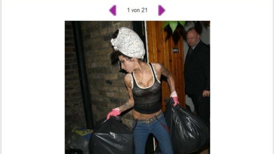 Amy Winehouse s odpadkami v rukách.