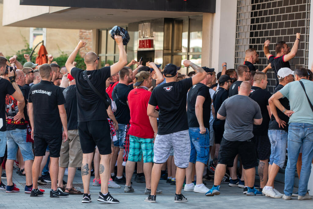 Fanúšikovia FC Spartak Trnava zorganizovali “Pochod za slobodu”. Fanúšikovia vyjadrujú odpor proti obmedzeniam na športových podujatiach.