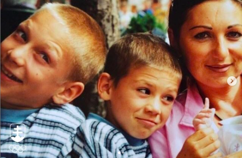 Naši lyžiari Andreas a Adam Žampovci a ich fotka s maminou z detstva.
