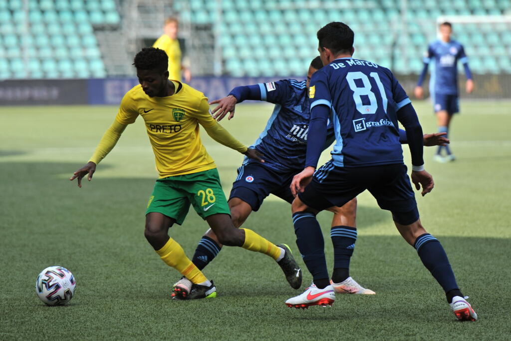 Na snímke vľavo Benson Anong (Žilina) a vpravo Vernon de Marco (Slovan)v zápase 6. kola nadstavbovej časti futbalovej Fortuna ligy, skupiny o titul MŠK Žilina- ŠK Slovan Bratislava v Žiline 25. apríla 2021. FOTO TASR - Erika Ďurčová