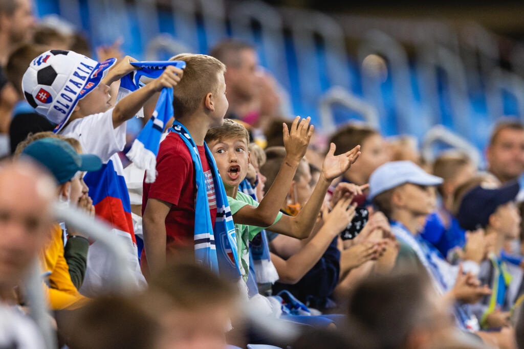 Na snímke detskí fanúšikovia v hľadisku počas zápasu F skupiny Európskej konferenčnej ligy medzi ŠK Slovan Bratislava a FC Kodaň.