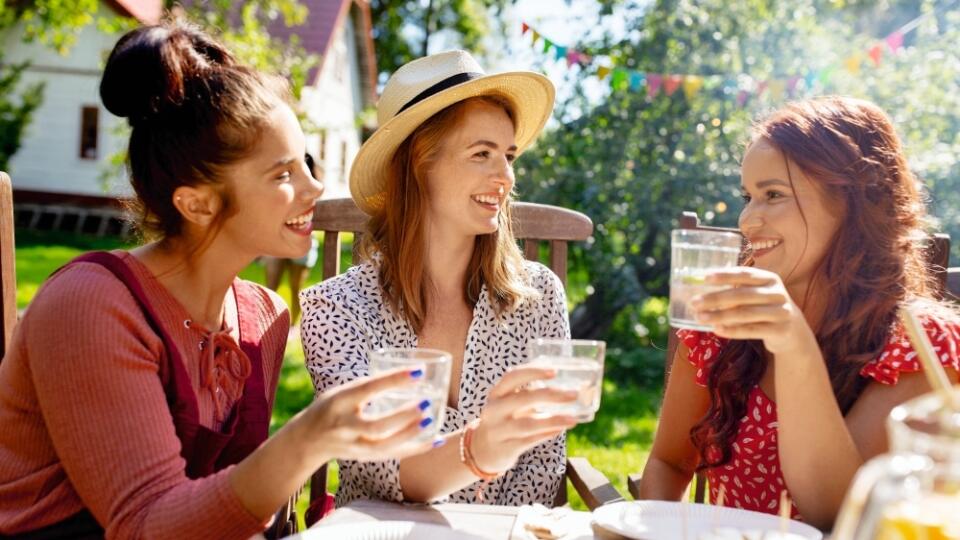 Vlastnoručne
vyrobené nápoje určite
ocenia kamarátky na „babinci“,
ale aj vaša pánska polovička, pretože
alkohol v malom množstve
uvoľňuje atmosféru a vzbudzuje
nielen romantické chúťky...