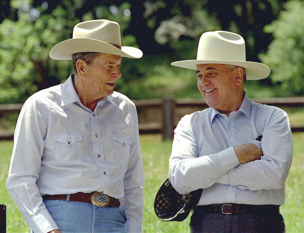 Ronald Reagan Michail Gorbačov v kovbojských klobúkoch.