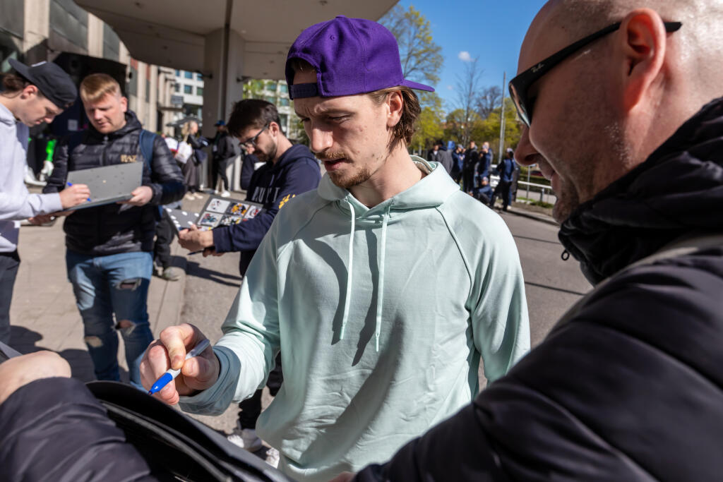 Na snímke je kanadský reprezentant v hokeji Thomas Chabot ako dáva podpis fanúšikom na 85. hokejových MS 2020 v Helsinkách.