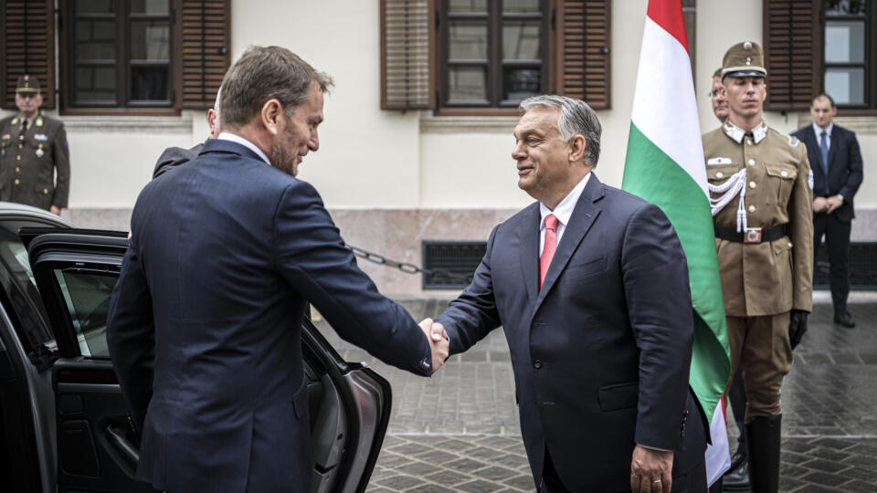 KK18 Budapešť - Na snímke maďarský premiér Viktor Orbán (vpravo) a slovenský premiér Igor Matovič počas stretnutia 12. júna 2020 v Budapešti. FOTO TASR/DUNA/MTI - Kancelária premiéra
In this handout photo provided by the Hungarian Prime Minister's Press Office Hungarian Prime Minister Viktor Orban (R) welcomes Igor Matovic Slovakia's Prime Minister in front of the Carmelite Monastery in Budapest, Hungary, 12 June 2020.