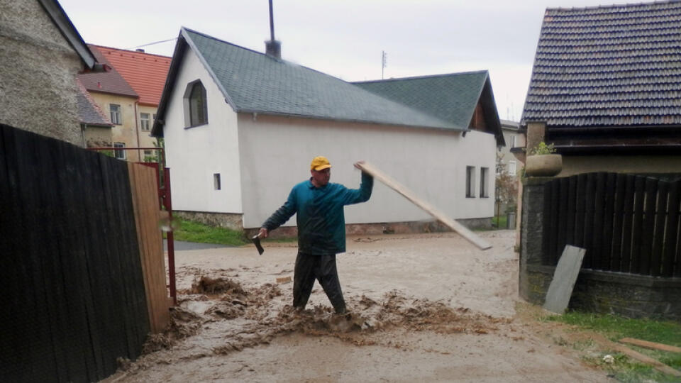 Silný dážď s krupobytím spôsobil v niekoľkých domoch zaplavené pivnice.