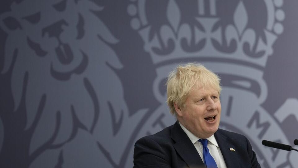 PK 28 Lydd - Britský premiér Boris Johnson sa prihovára na letisku Lydd na juhovýchode Anglicka vo štvrtok 14. apríla 2022. Johnson má na budúci týždeň v pláne cestu do Indie, kde bude so svojím partnerom Naréndrom Módím rokovať o bezpečnosti a obchodnej spolupráci. FOTO TASR/AP
British Prime Minister Boris Johnson delivers a speech at Lydd Airport, south east England, Thursday, April 14, 2022. Britain says it has struck a deal with Rwanda to send some asylum-seekers to the central African coun