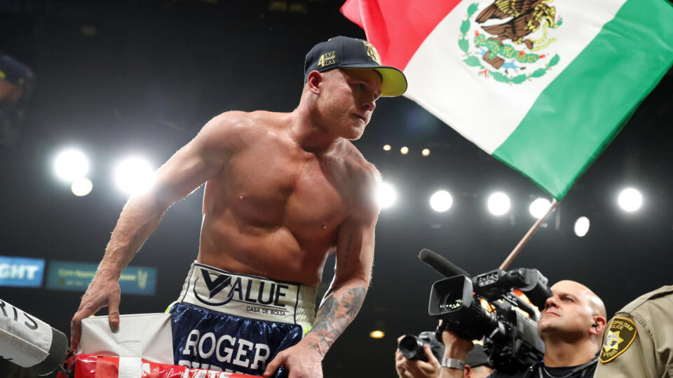 Mexický profesionálny boxer Saul Canelo Alvarez (29) získal titul majstra sveta aj vo štvrtej hmotnostnej kategórii.