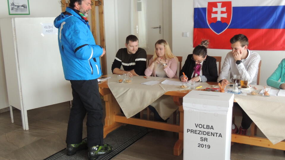 Na Slovensku sa začali voľby prezidenta Slovenskej republiky. Je to piata priama voľba prezidenta v ére samostatného Slovenska. 