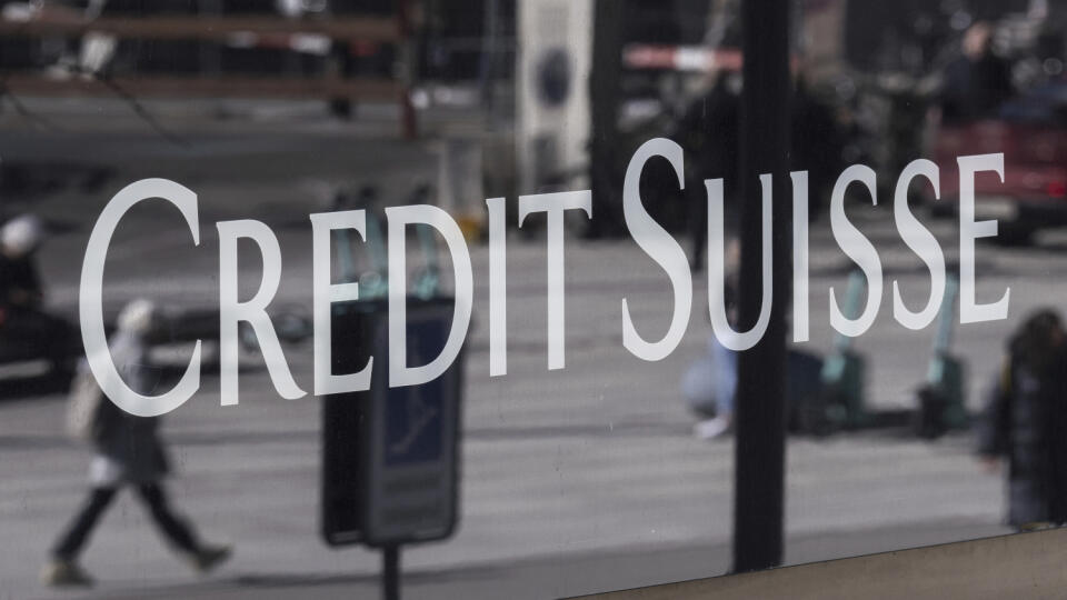 KK49 Zürich - Na snímke logo švajčiarskej banky Credit Suisse 16. marca 2023 v Zürichu. Credit Suisse vo štvrtok 15. marca 2023 oznámila, že si od švajčiarskej centrálnej banky požičia 50 miliárd frankov (51,40 miliardy eur) na posilnenie likvidity a dôvery investorov potom, čo prepad jej akcií zvýšil obavy z globálnej bankovej krízy. FOTO TASR/AP
A view shows the logo of Swiss bank Credit Suisse in Zurich, Switzerland, Thursday March 16, 2023. Credit Suisse's shares soared 30% on Thursday after