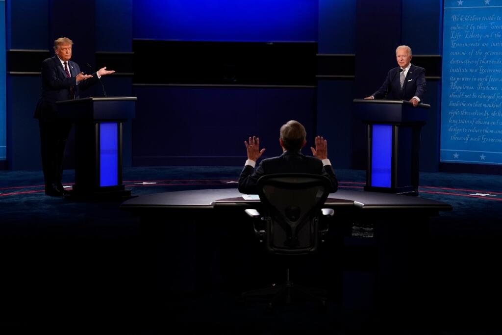 Americký prezident Donald Trump (vľavo) a demokratický prezidentský kandidát, bývalý viceprezident Joe Biden s moderátorom Chrisom Wallaceom (uprostred) zo spravodajskej stanice Fox News počas prvej prezidentskej debaty 29. septembra 2020 v Clevelande.