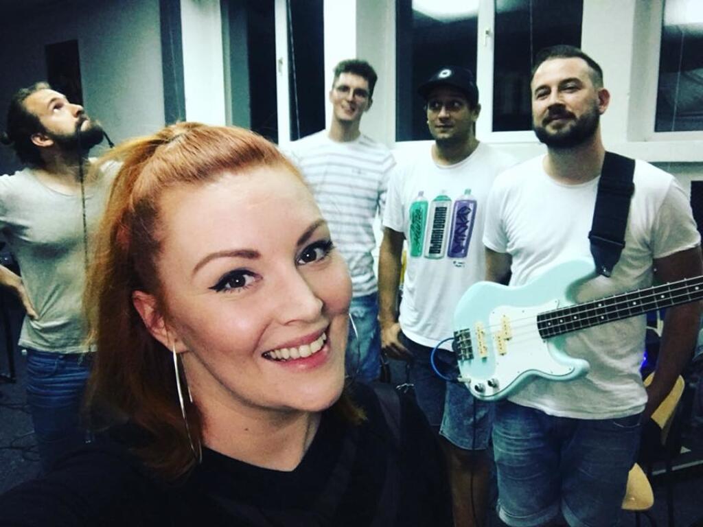 S kapelou Basie Frank Band už vo veľkom koncertuje.