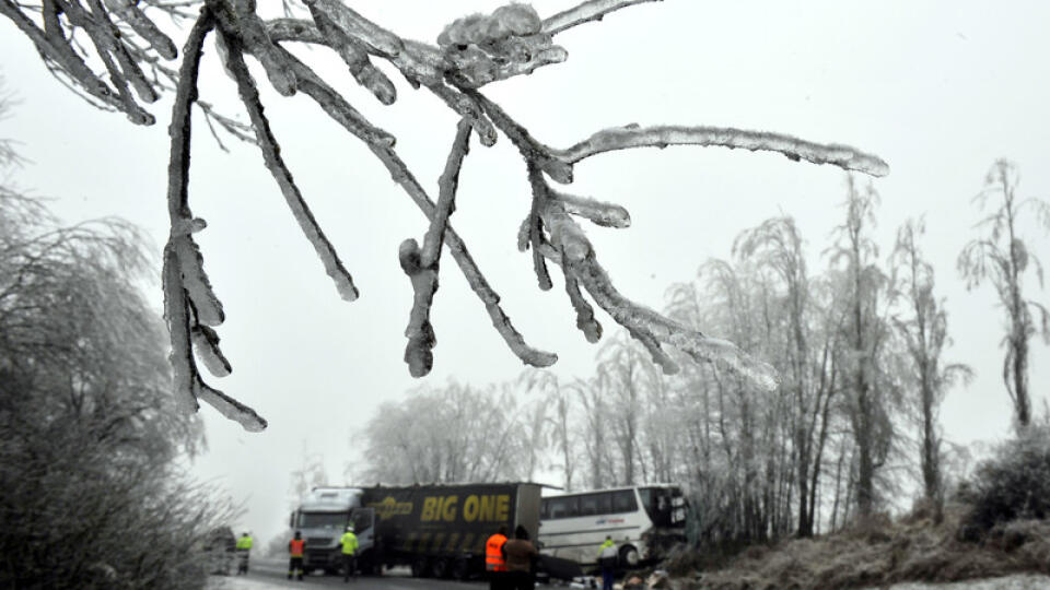 Poľadovica na cestách neraz komplikuje situáciu.
