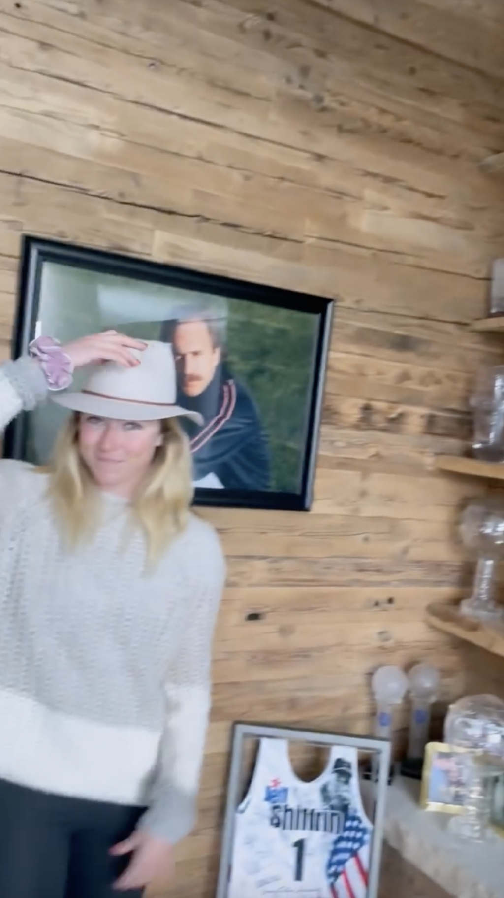 Po dome sú rozvešané fotografie otca Jeffa.