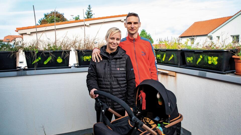 S PRIATEĽKOU ANDREOU Na balkóne rodinného domu v Malackách sa páči aj malému Maximovi, ktorý sa páru narodil v auguste tohto roku.