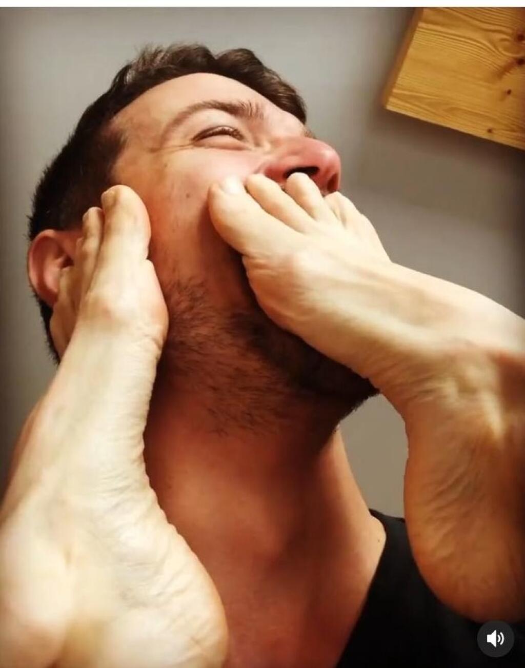 Vincze zverejnil video, ako mu Adela ťapká nohami po tvári a pchá prsty do úst.