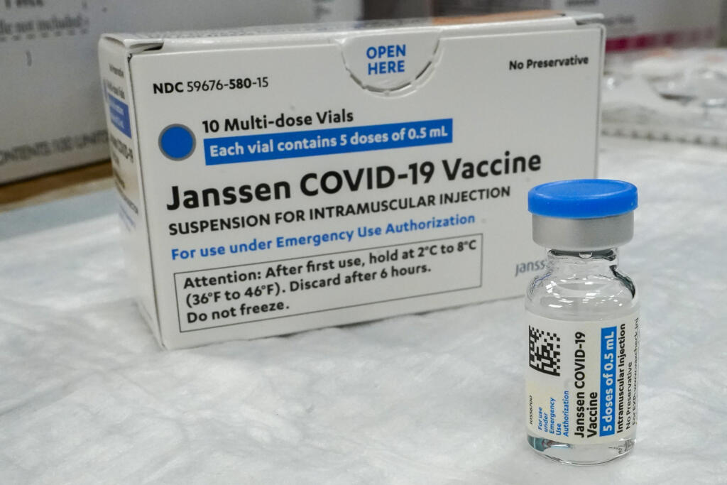 WA 12 New York - Vakcína proti ochoreniu COVID-19 od americkej spoločnosti Johnson & Johnson (J&J) vo vakcinačnom centre v New Yorku vo štvrtok 8. apríla 2021. Dodávky vakcíny proti koronavírusu od J&J sa v Spojených štátoch tento týždeň výrazne znížia. Oznámili to v piatok 9. apríla americké zdravotnícke úrady, čo vyvolalo pochybnosti o tom, či tento farmaceutický gigant bude schopný produkovať požadované množstvo vakcín, píše agentúra AFP. FOTO TASR/AP 

The Johnson & Johnson COVID-19 vaccine 