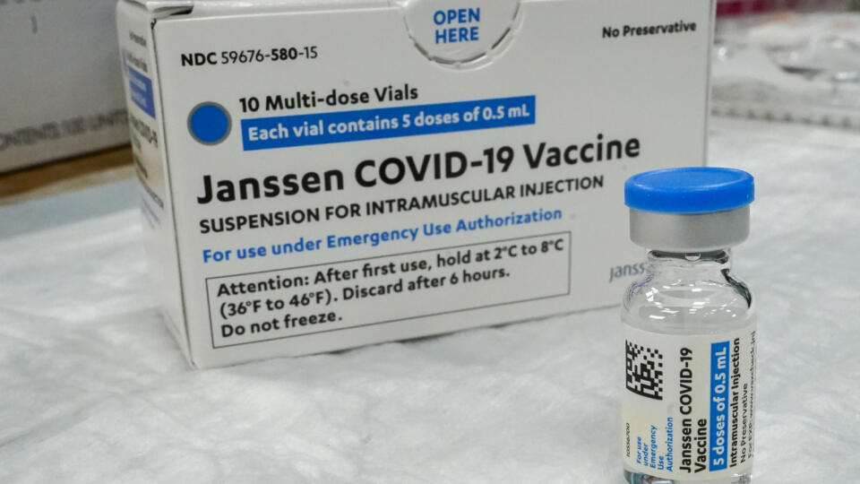 WA 12 New York - Vakcína proti ochoreniu COVID-19 od americkej spoločnosti Johnson & Johnson (J&J) vo vakcinačnom centre v New Yorku vo štvrtok 8. apríla 2021. Dodávky vakcíny proti koronavírusu od J&J sa v Spojených štátoch tento týždeň výrazne znížia. Oznámili to v piatok 9. apríla americké zdravotnícke úrady, čo vyvolalo pochybnosti o tom, či tento farmaceutický gigant bude schopný produkovať požadované množstvo vakcín, píše agentúra AFP. FOTO TASR/AP
The Johnson & Johnson COVID-19 vaccine