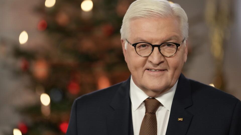 WA 1 archív Berlín - Nemecká strana Zelených sa vyslovila v utorok 4. januára 2022 za znovuzvolenie súčasného spolkového prezidenta Franka-Waltera Steinmeiera v nadchádzajúcich februárových voľbách. Na archívnej snímke z 22. decembra 2021 nemecký spolkový prezident Frank-Walter Steinmeier pózuje počas prednahrávania novoročného príhovoru v Berlíne. FOTO TASR/AP
FILE - German President Frank-Walter Steinmeier poses after the recording of the traditional presidential Christmas message at Bellevu
