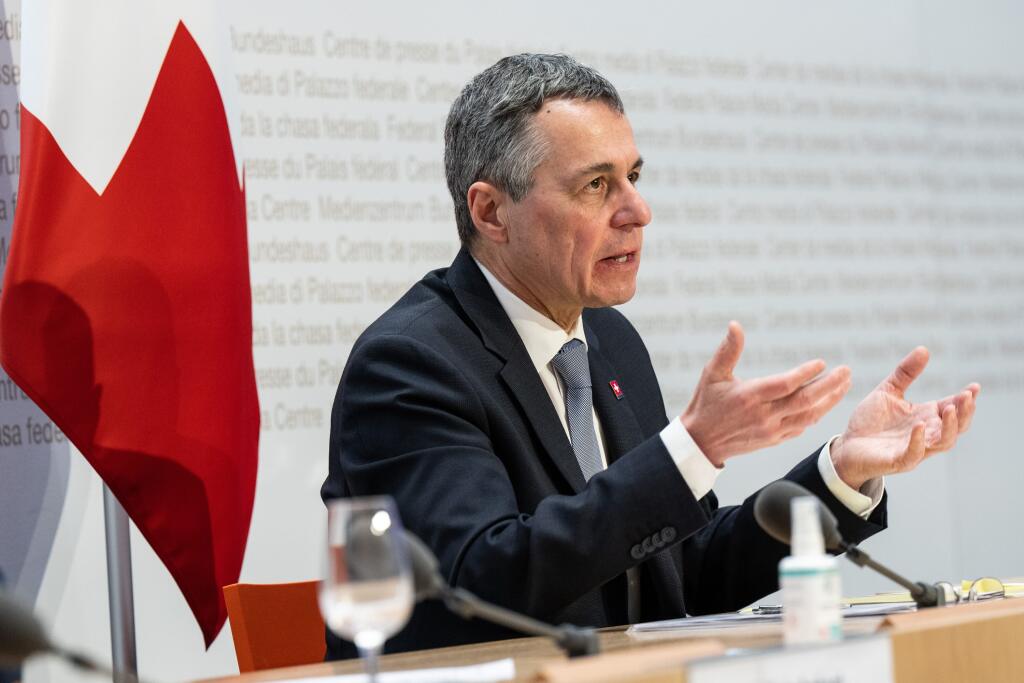 JB 16 Bern - Švajčiarsky federálny prezident Ignazio Cassis počas tlačovej konferencie v Berne 28. februára 2022. Švajčiarsky prezident Ignazio Cassis v pondelok oznámil, že jeho krajina prijala sankcie voči Rusku. Opatrenia sú podľa neho rovnaké, ako sankcie zo strany Európskej únie. TASR o tom informovala na základe informácií od AFP a Reuters. 