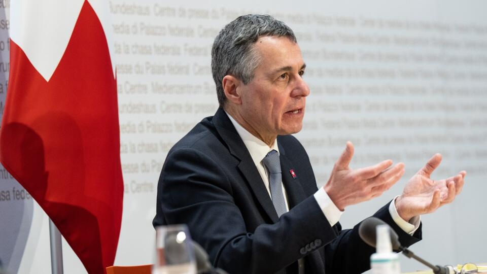 JB 16 Bern - Švajčiarsky federálny prezident Ignazio Cassis počas tlačovej konferencie v Berne 28. februára 2022. Švajčiarsky prezident Ignazio Cassis v pondelok oznámil, že jeho krajina prijala sankcie voči Rusku. Opatrenia sú podľa neho rovnaké, ako sankcie zo strany Európskej únie. TASR o tom informovala na základe informácií od AFP a Reuters.