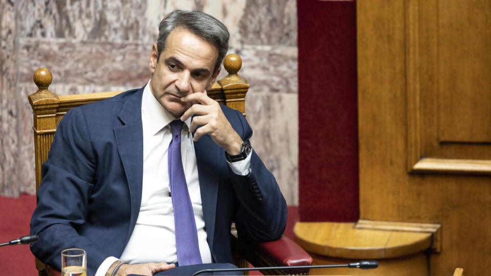 KK64 Atény - Grécky premiér Kyriakos Mitsotakis počas zasadnutia parlamentu 8. júla 2023 v Aténach. Poslanci gréckeho parlamentu budú hlasovať o vyslovení dôvery novej vláde. FOTO TASR/AP
Greece's Prime Minister Kyriakos Mitsotakis attends a parliament session in Athens, Greece, Saturday, July 8, 2023. The newly elected Greek government seeks a vote of confidence from the parliament, following a three-day debate. (AP Photo/Yorgos Karahalis)