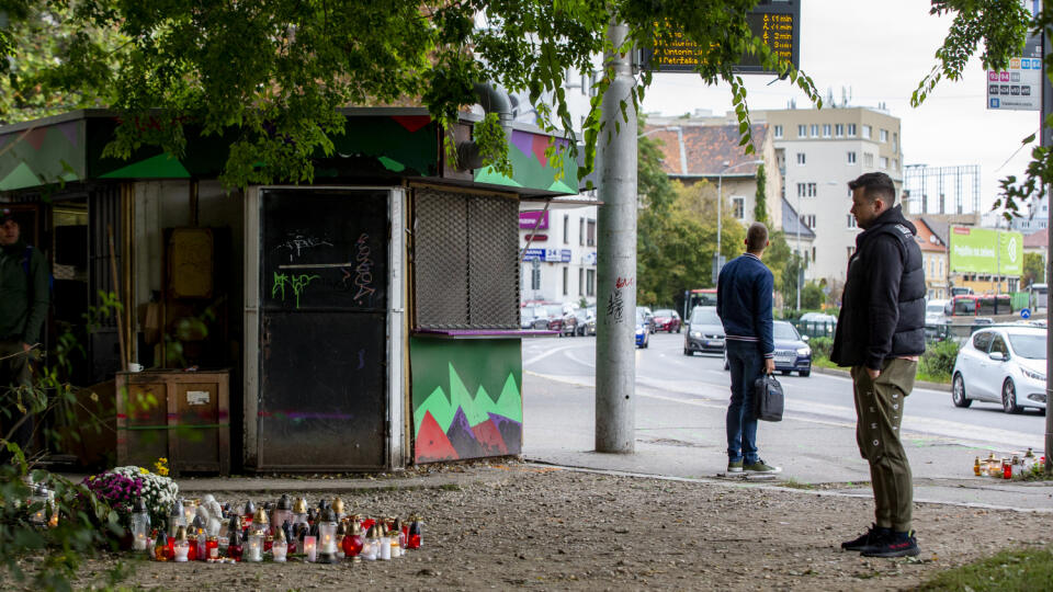 Na snímke je miesto nehody na bratislavskej autobusovej zastávke Zochova, na ktorej došlo v noci 2.10.2022 k tragickej dopravnej nehode. 