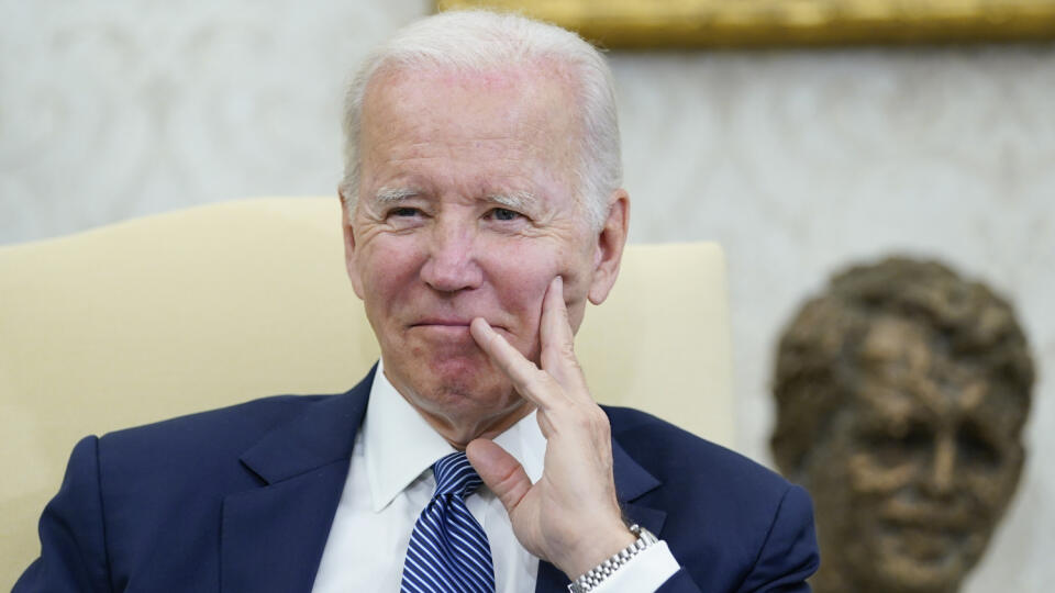 Americký prezident Joe Biden počúva