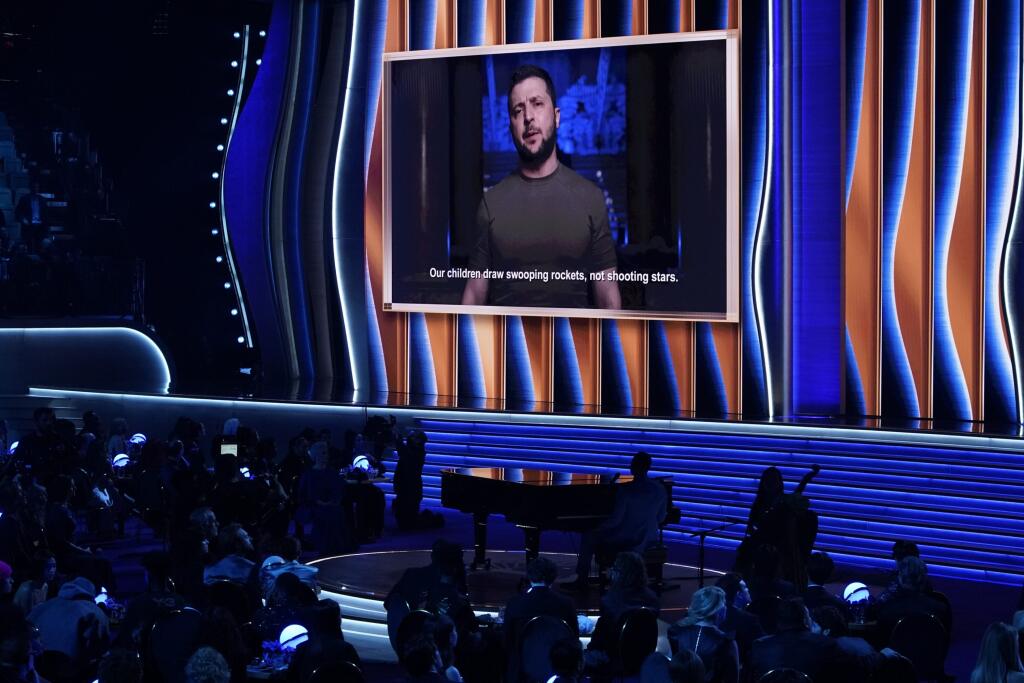 Ukrajinský prezident Volodymyr Zelenskyj vystupuje s videoposolstvom na nedeľňajšom 64. ročníku odovzdávania amerických hudobných cien Grammy 3. apríla 2022.