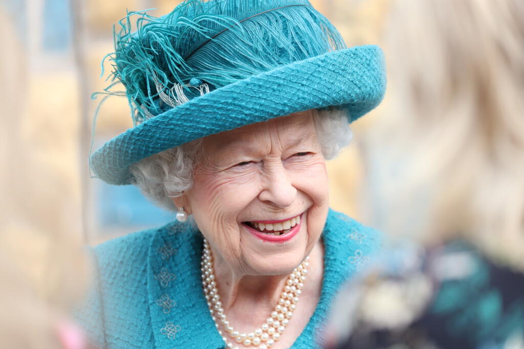 EBE 23 Manchester - Na snímke britská kráľovná Alžbeta II. počas návštevy nakrúcania televízneho seriálu Coronation Street v britskom Manchestri 8. júla 2021. FOTO TASR/AP
Britain's Queen Elizabeth II visits the set of the long running television series Coronation Street, in Manchester, England, Thursday July 8, 2021. (AP Photo/Scott Heppell)