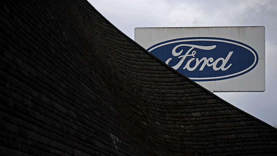 WA 35 archív Kolín - Na archívnej snímke z 26. marca 2019 je logo americkej automobilky Ford v závode v nemeckom meste Kolín. Ford Motor očakáva, že v 1. kvartáli 2020 zaznamenal čistú stratu 2 miliardy USD (1,84 miliardy eur). Dôvodom je pandémia nového koronavírusu, ktorá stláča predaje a produkciu. FOTO TASR/DPA
ARCHIV - 26.03.2019, Nordrhein-Westfalen, Köln: Ein Schild mit dem Logo von Ford steht vor dem Werk. Der zweitgrößte US-Autobauer Ford gerät in der Corona-Krise tief in die roten Z