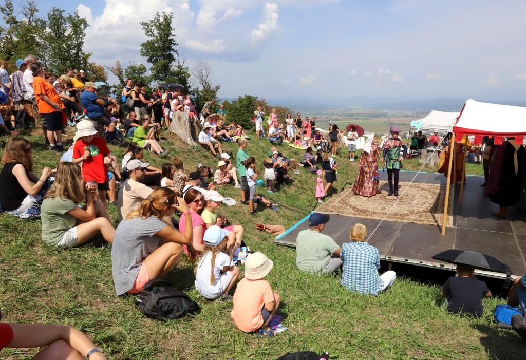 Pustý hrad nad Zvolenom zažil stredovekú kráľovskú svadbu s kráľovským sprievodom. Vydávala sa Konštancia, dcéra uhorského kráľa Belu IV. Podujatie oživil historický stanový tábor, ukážky dobového života, dobýjanie hradných múrov, šermiarske súboje, lukostrelecký tábor, sokoliari, remeselníci dobová hudba. Podujatie je pripomienkou kráľovskej svadby, ktorá sa na tomto mieste skutočne odohrala. Na snímke kráľovská svadba na Pustom hrade nad Zvolenom v sobotu 27. augusta 2022. FOTO TASR - Ján Kroš