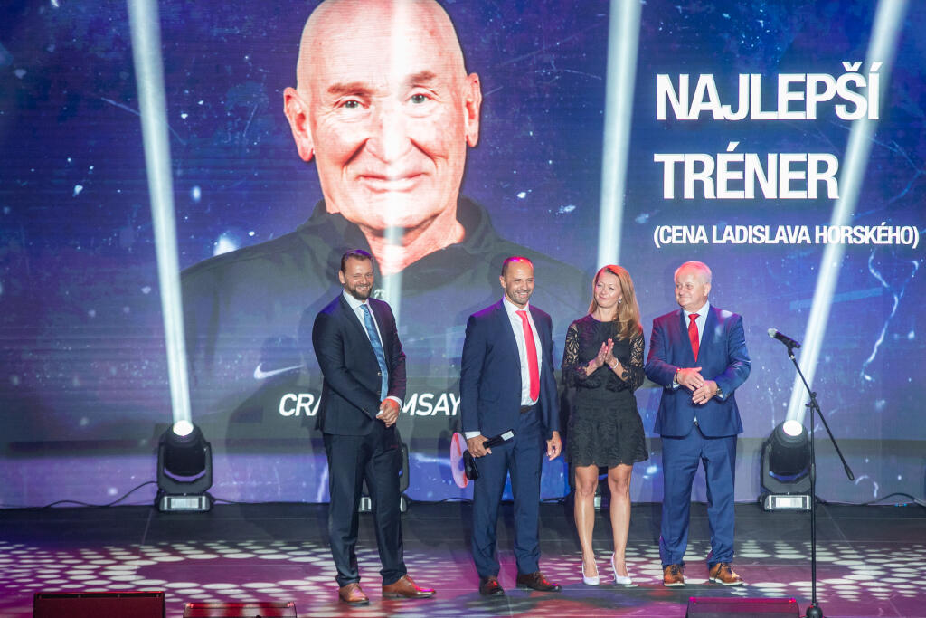 Cenu za Craiga Ramsayho prebrali jeho asistenti Andrej Podkonický a Ján Pardavý.
