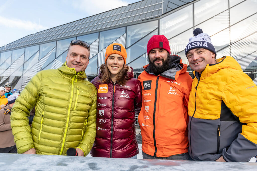 Na snímke je Marcel Forgáč, Petra Vlhová, Boris Vlha a finančník Igor Rattaj počas otvorenia lyžiarskej sezóny v Jasnej.
